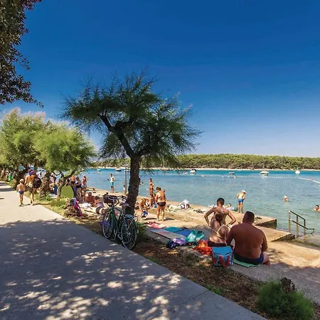 2 Bedroom Beautiful In Appartamento